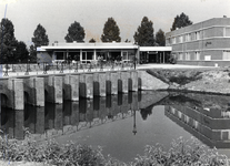 500749 Gezicht op het officiershotel Het Ravelijn op het terrein van de Kromhoutkazerne (Prins Hendriklaan 105) te ...